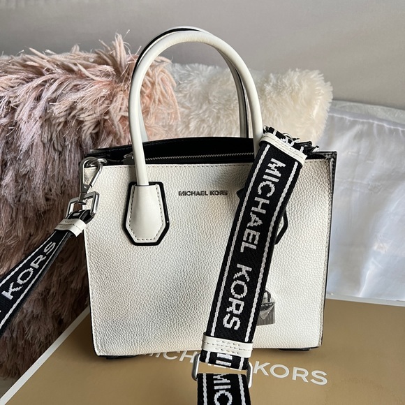 Michael Kors Mercer Pebbled Leather Messenger Bag - Picture 3 of 7